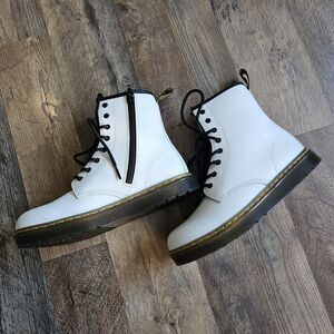 DR. MARTENS ZAVALA T LAMPER AIR WAIR WOMEN’S WHITE COMBAT BOOT SIZE 6